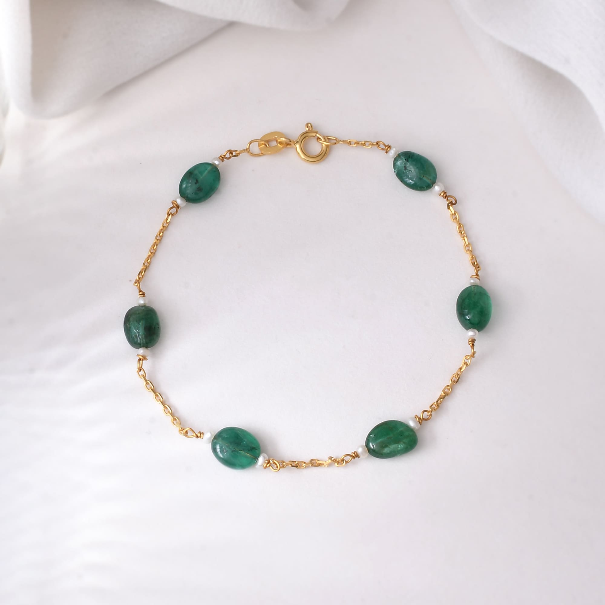 Emerald Bracelet with Small Pearls (22k) (7 inches)