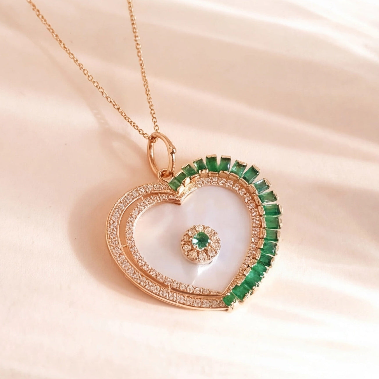 Queen Pendant (Emerald) (14k Gold)